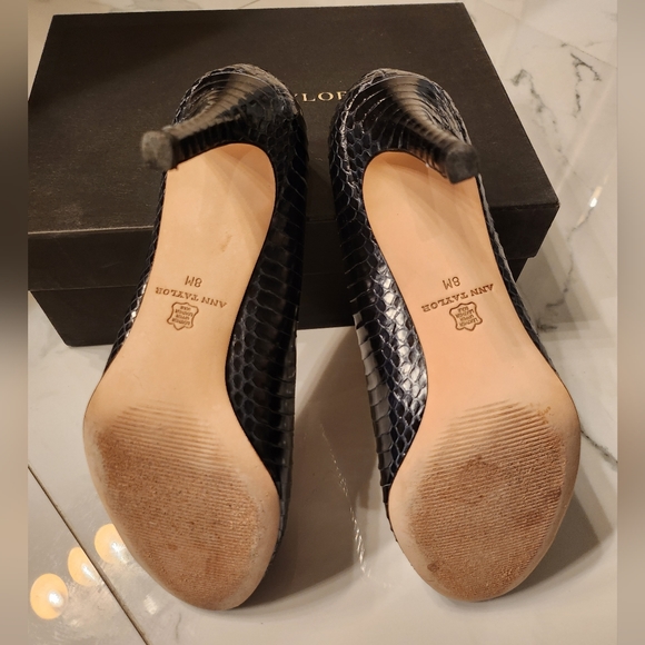 Beautiful Ann Taylor Perfect Pumps Dark Navy size 8 - Picture 3 of 7